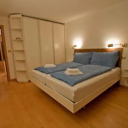 Lora, La Emeline דירה